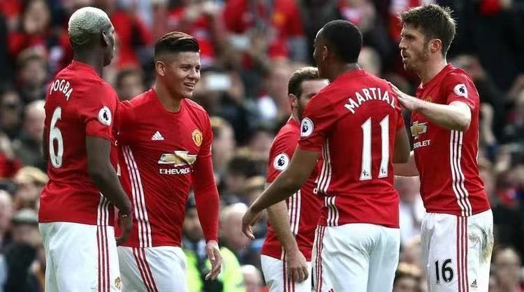 1, 巴黎圣日耳曼主场大胜里昂领跑积分榜  