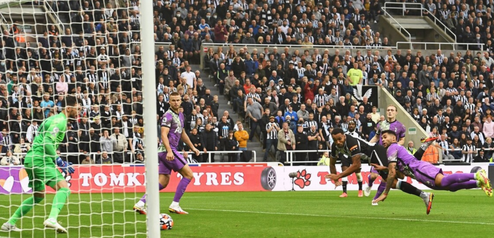  水晶宫凭借定位球战术击败热刺